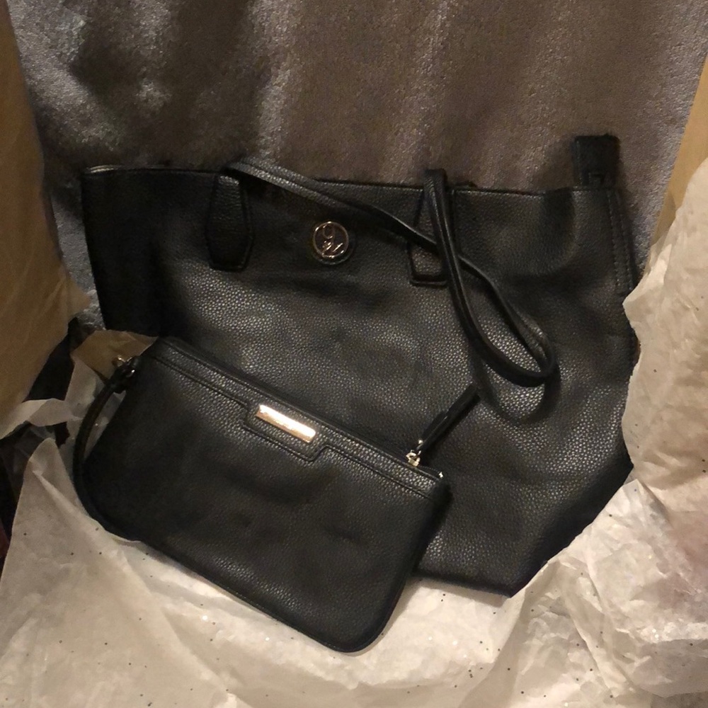 Large purse zip in the middle with matching clutch purse